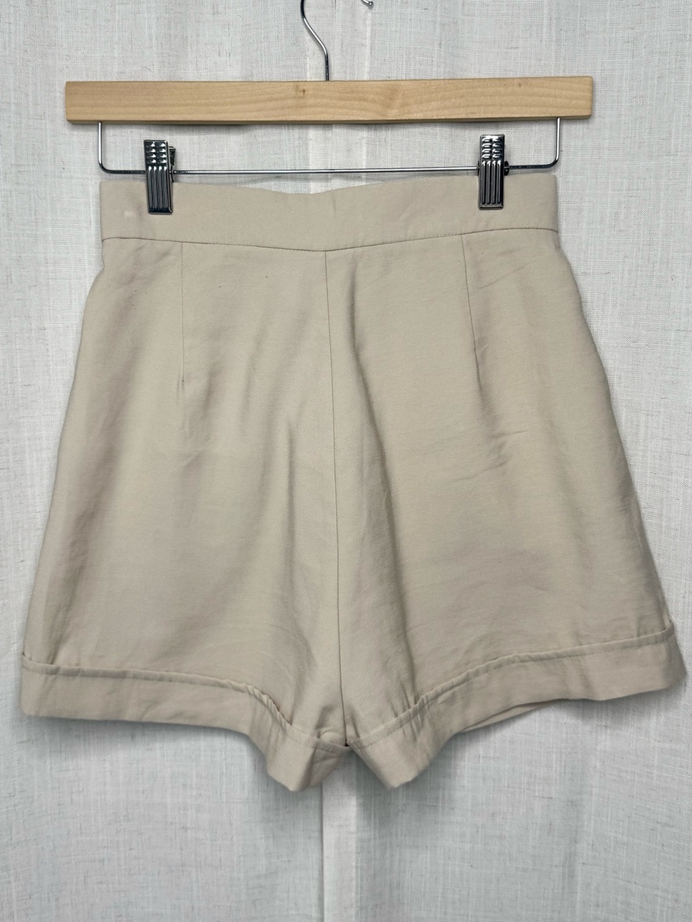 Nonchalant Label Pleated Tailored High Waist Shorts Cream XS - Picture 3 of 14